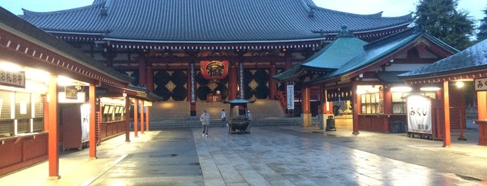 Senso-ji Temple is one of Orte, die Jimmy gefallen.