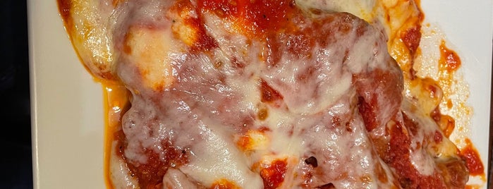 Mateo’s Pizza and Italian Cuisine is one of Tempat yang Disukai Lizzie.