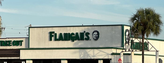 Flanigan's Seafood Bar and Grill is one of Maiddi'nin Kaydettiği Mekanlar.