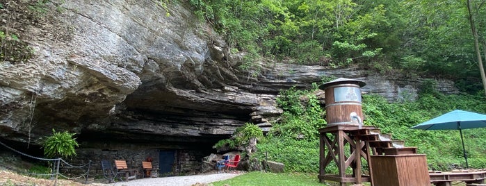 Bluff Dwellers Cavern is one of Tour Caves.