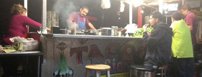 Tacos La Sierra is one of Orte, die Andrés gefallen.