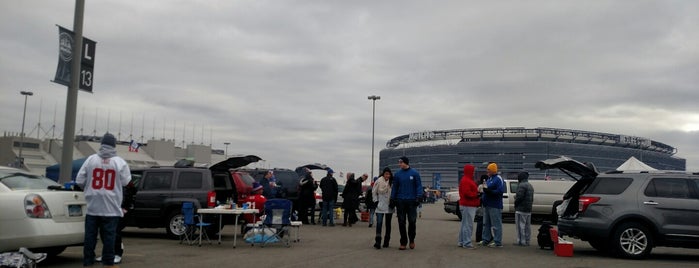 MetLife Parking Lot L is one of Tempat yang Disukai Glen.