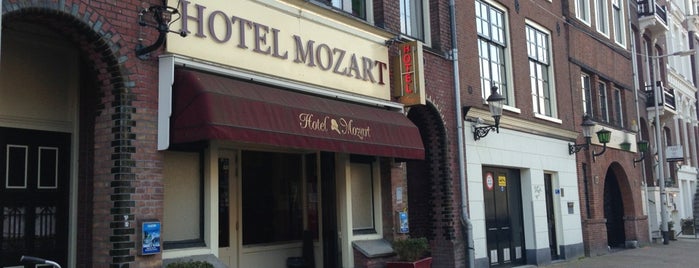 Hotel Mozart is one of Lugares favoritos de Henry.