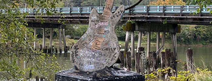 Kurt Cobain Memorial is one of Cool places I wanna visit.