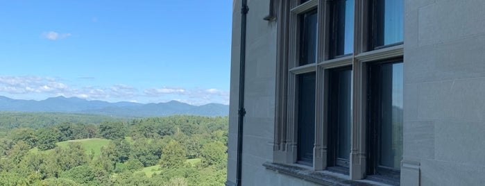 Upstairs Downstairs Tour @ Biltmore House is one of Lugares favoritos de Jared.