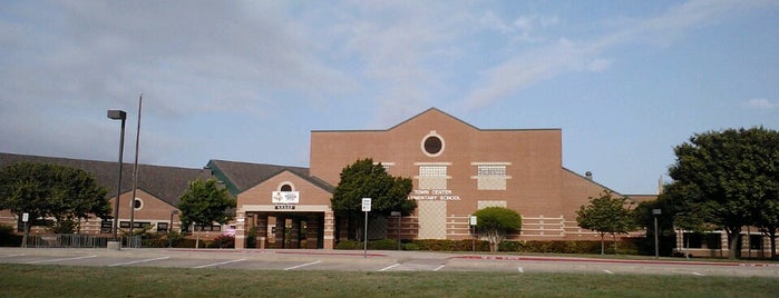 Town Center Elementary is one of Tempat yang Disukai Angela.