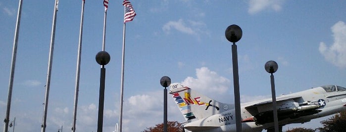 Louisiana Memorial Plaza is one of สถานที่ที่ Lizzie ถูกใจ.