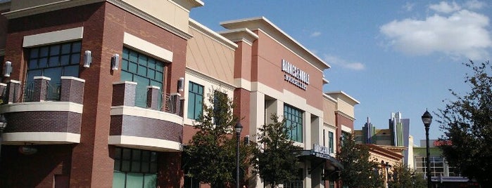 Barnes & Noble is one of Tempat yang Disukai Whitney.