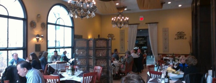 Calandra's Mediterranean Restaurant is one of สถานที่ที่บันทึกไว้ของ Lizzie.