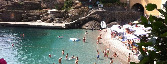 Spiaggia di San Fruttuoso is one of Tempat yang Disukai Mujdat.