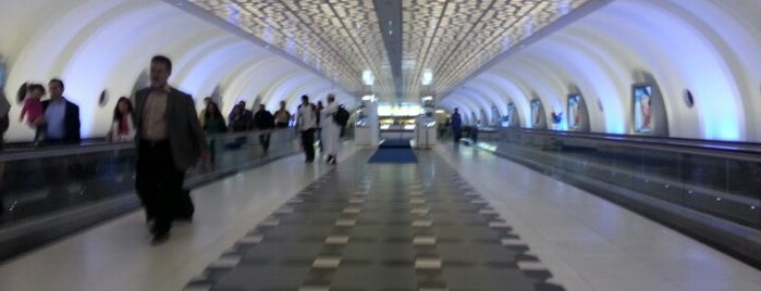 Abu Dhabi International Airport (AUH) is one of Mutlu: сохраненные места.