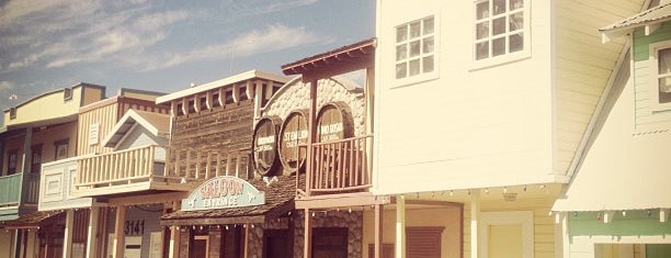Cattletown Steakhouse and Saloon is one of Lugares favoritos de Antonio.