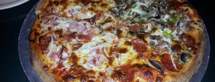 Star Pizza is one of Lugares favoritos de Julie.