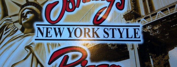 Johnny's New York Style Pizza is one of Lieux sauvegardés par Kimmie.