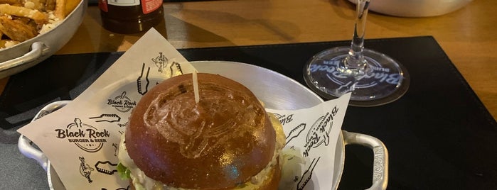 Black Rock Burger & Beer is one of Marlon'un Beğendiği Mekanlar.