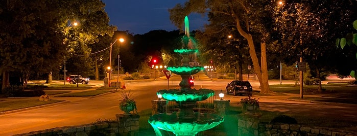 Westwood Park Fountain is one of Lugares favoritos de LoneStar.