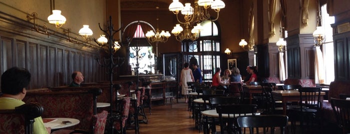 Café Sperl is one of Locais curtidos por Giana.
