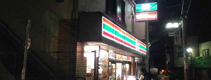 7-Eleven is one of コンビニ.