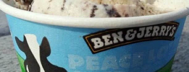 Ben & Jerry’s is one of สถานที่ที่ Sneakshot ถูกใจ.