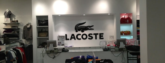 Lacoste Outlet is one of สถานที่ที่บันทึกไว้ของ Lizzie.