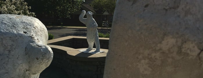 Nashville Polar Bears is one of Nashvegas Statues.