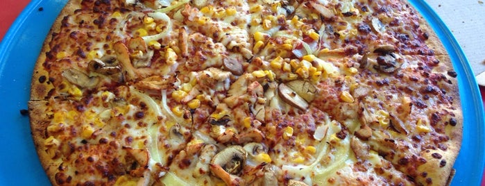 Domino's Pizza is one of Tempat yang Disukai Chuk.