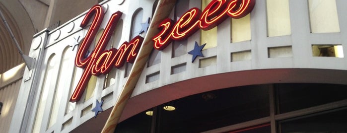 Yankees Clubhouse Shop is one of สถานที่ที่ Carlos ถูกใจ.