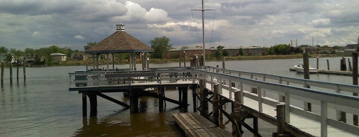 Snipe's Boat Club is one of Tempat yang Disukai Lizzie.
