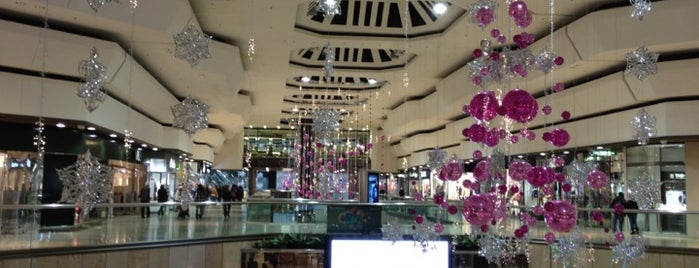 Queensgate Shopping Centre is one of Lugares favoritos de Daniel.
