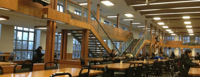 Douglass Dining Center is one of Locais curtidos por Keith.