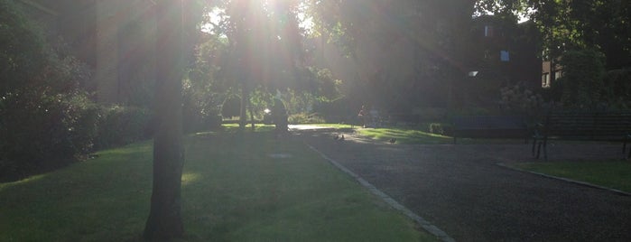 St George's Churchyard Gardens is one of London Literary Locations.