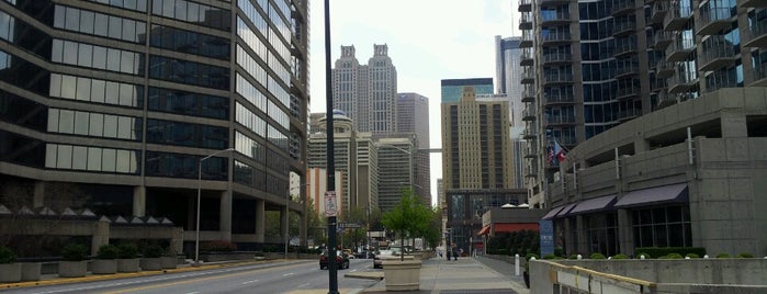 W Peachtree Street, Atlanta, GA is one of Lugares favoritos de Chester.
