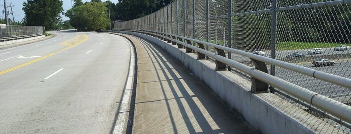 New Peachtree Rd Overpass is one of Lugares favoritos de Brian C.