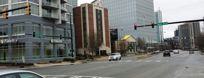 Maple Drive @ Peachtree Road is one of Lugares favoritos de Chester.