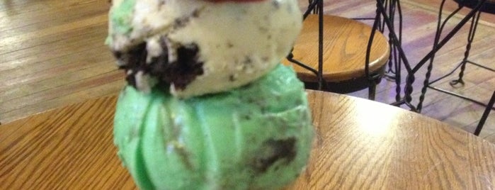 Scrumptious Ice Cream And Candy Shop is one of Posti che sono piaciuti a Robyn.