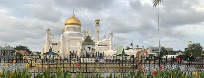 Masjid Omar Ali Saifuddien is one of Brunei.