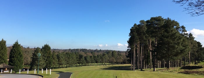 Camberley Heath Golf Club is one of สถานที่ที่ Tristan ถูกใจ.