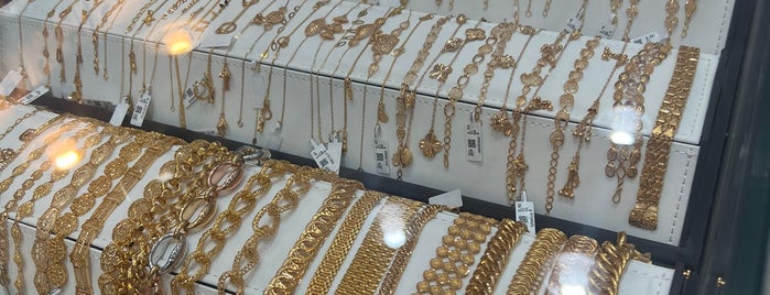 Al Thomairi Gold Market is one of Lieux sauvegardés par Queen.