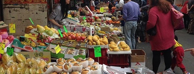 Kowloon Wholesale Fruit Market is one of สถานที่ที่ Christopher ถูกใจ.