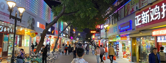 拱北莲花路步行街 is one of Night Markets.