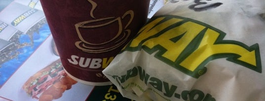 Subway is one of Tempat yang Disukai Linn.