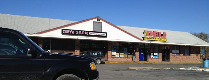 Tony's Sushi is one of สถานที่ที่ Carl ถูกใจ.