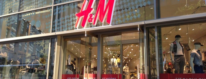 H&M is one of Orte, die Naomi gefallen.