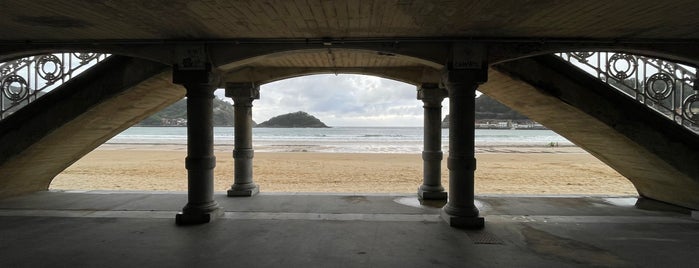 Playa de La Concha / Kontxa Hondartza is one of Basque.