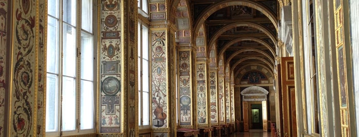 Ermitaj Müzesi is one of Five Essential St. Petersburg Sights.