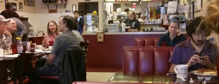John's Cafe is one of Lugares favoritos de Jeff.