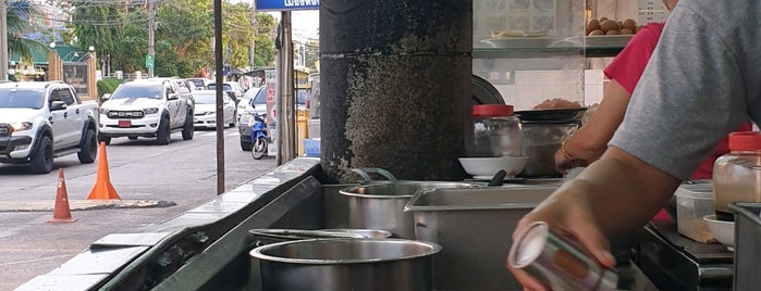 แม่ประยูร ผัดไทย is one of Noodle Place - Bangkok.