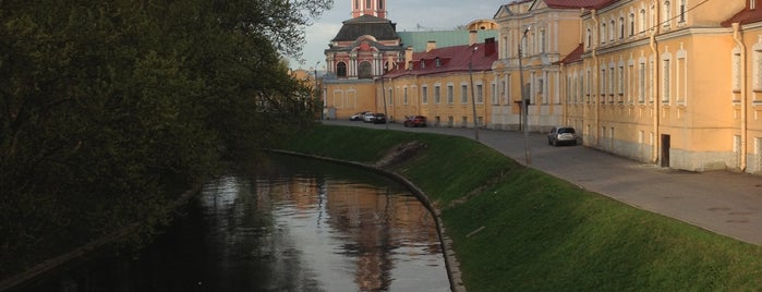 Александро-Невская лавра is one of Пешком по Петербургу.