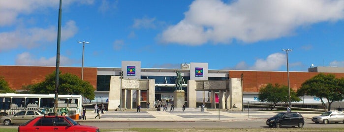 Shopping Tres Cruces is one of Locais salvos de Gutembergue.