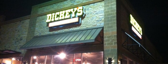 Dickey's Barbecue Pit is one of Lugares favoritos de Keaten.